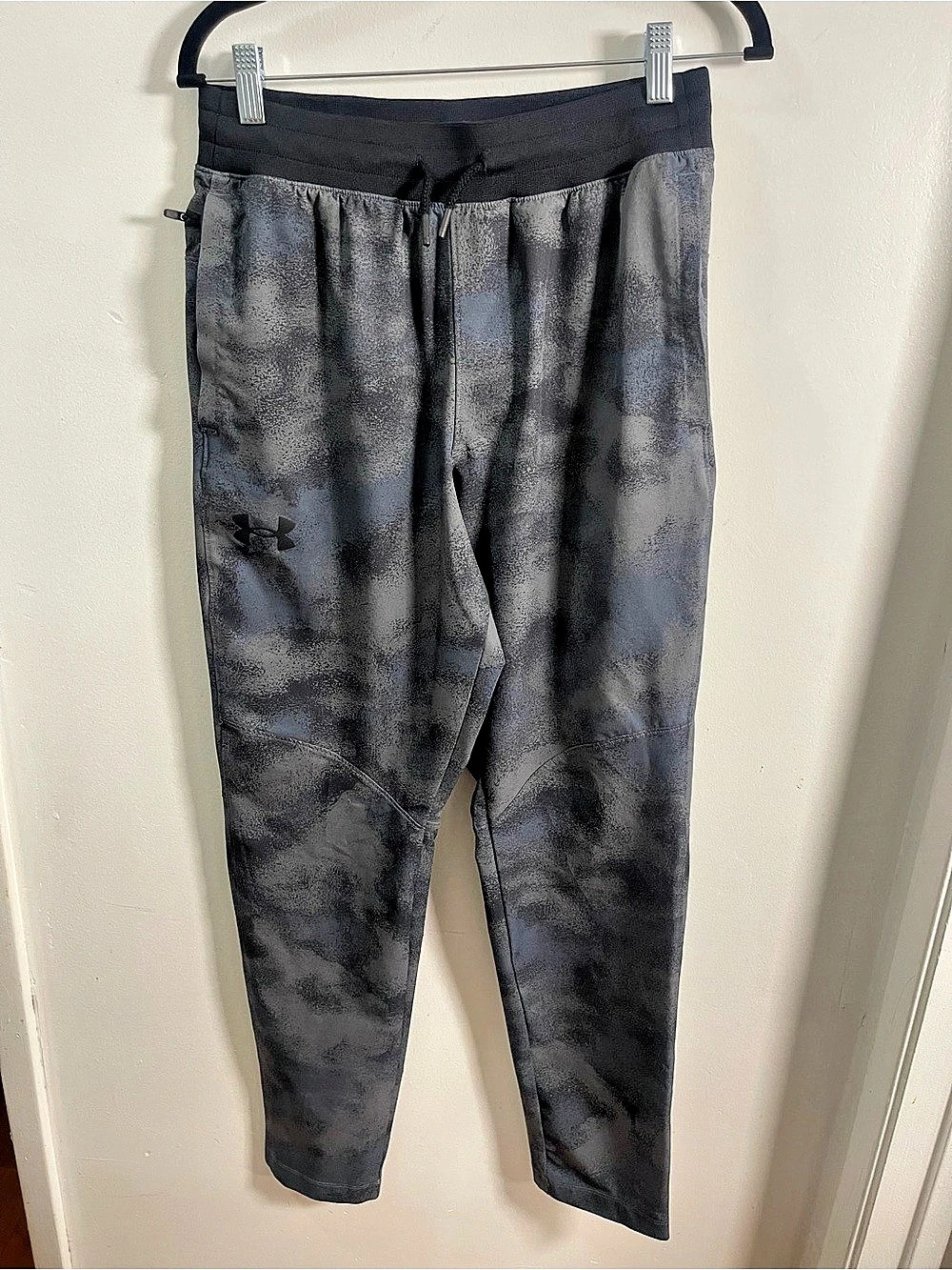 Under Armour Men’s Gray Black Printed Joggers M